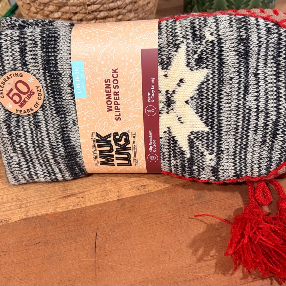 NWT Muk Luks Women's Black and Cream Slipper Socks